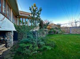 Продается жилой  дом 220 кв.м. с участком 6 соток в доме 6 комнат...