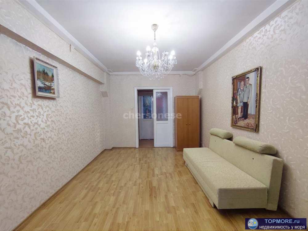 В прямой продаже трёхкомнатная "сталинка" в центре города Севастополь.  Про документы: один собственник,... - 2