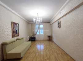 В прямой продаже трёхкомнатная "сталинка" в центре города...