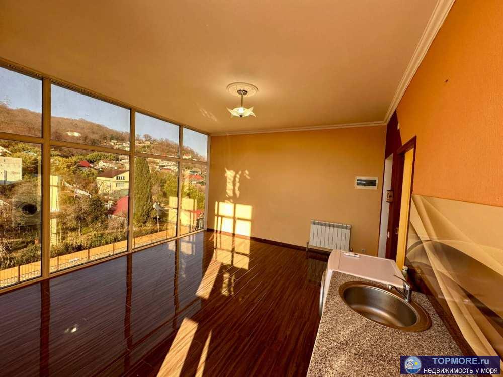 Лот № 166785. Продается просторная угловая квартира 42 м2 с панорамными окнами и видом на аэропорт в Молдовке,...