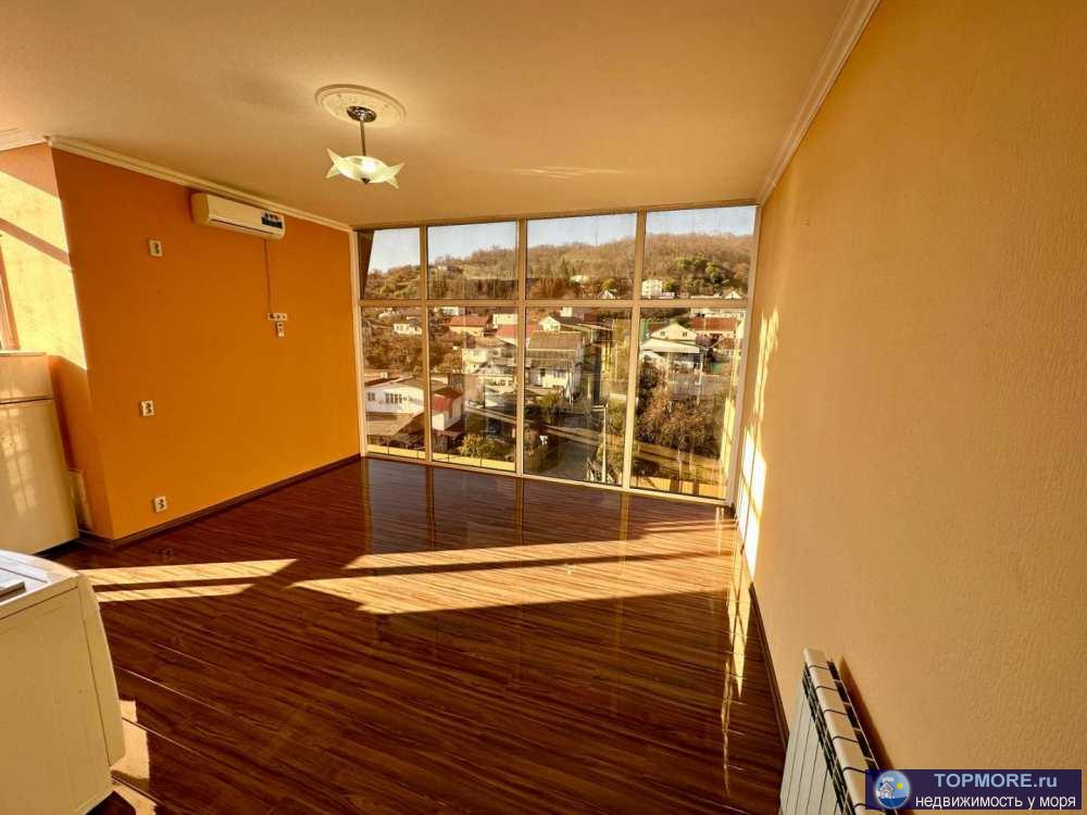 Лот № 166785. Продается просторная угловая квартира 42 м2 с панорамными окнами и видом на аэропорт в Молдовке,... - 1