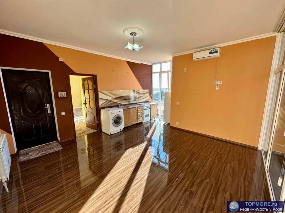 Лот № 166785. Продается просторная угловая квартира 42 м2 с панорамными окнами и видом на аэропорт в Молдовке,... - 2