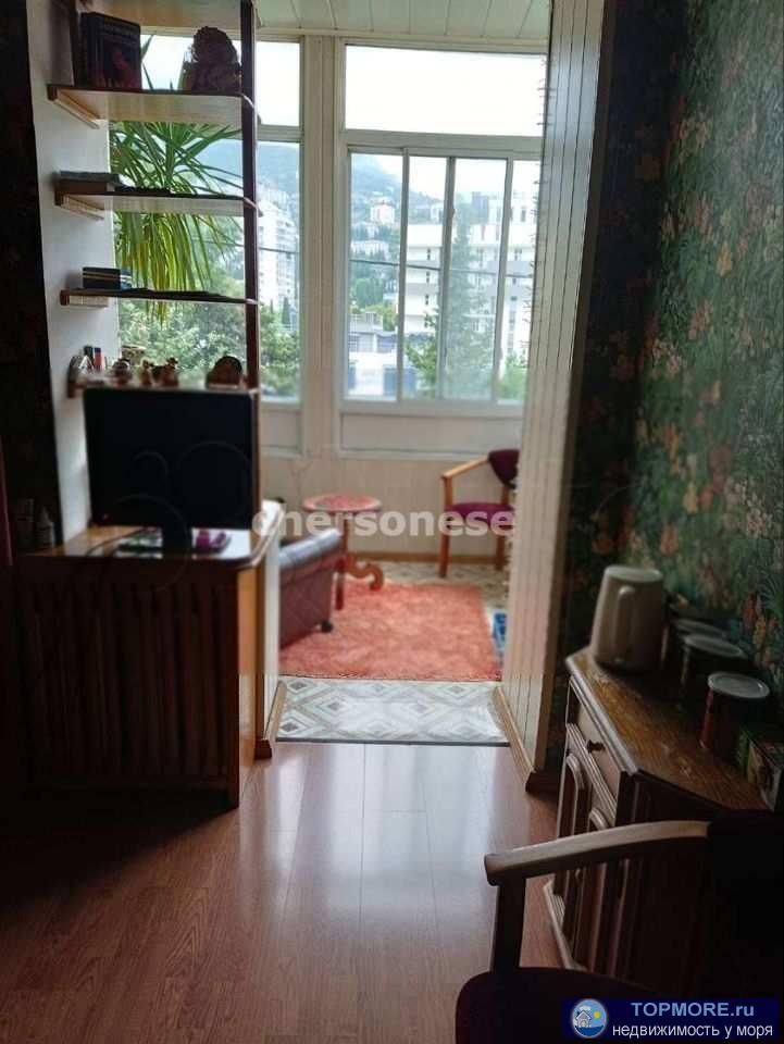 Продается светлая 4-х комнатная просторная сталинка 92 м2 + большая лоджия и балкон,кухня 9 м2,жилая площадь 53 м2. С...