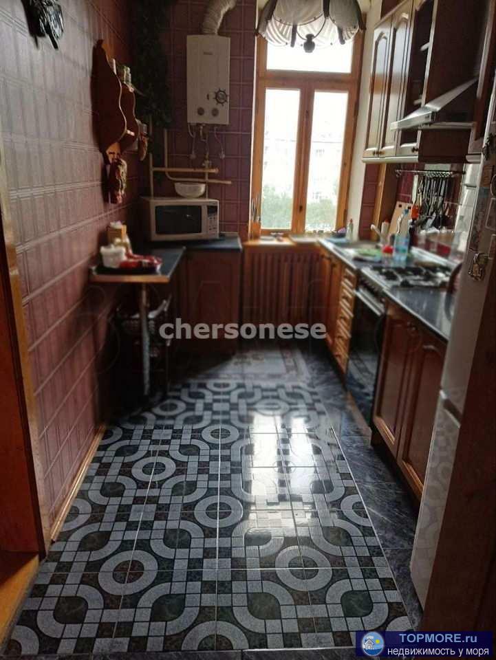 Продается светлая 4-х комнатная просторная сталинка 92 м2 + большая лоджия и балкон,кухня 9 м2,жилая площадь 53 м2. С... - 2