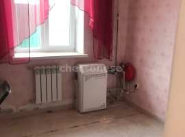 Есть навес на две машины,во дворе небольшое помещение под хранение...