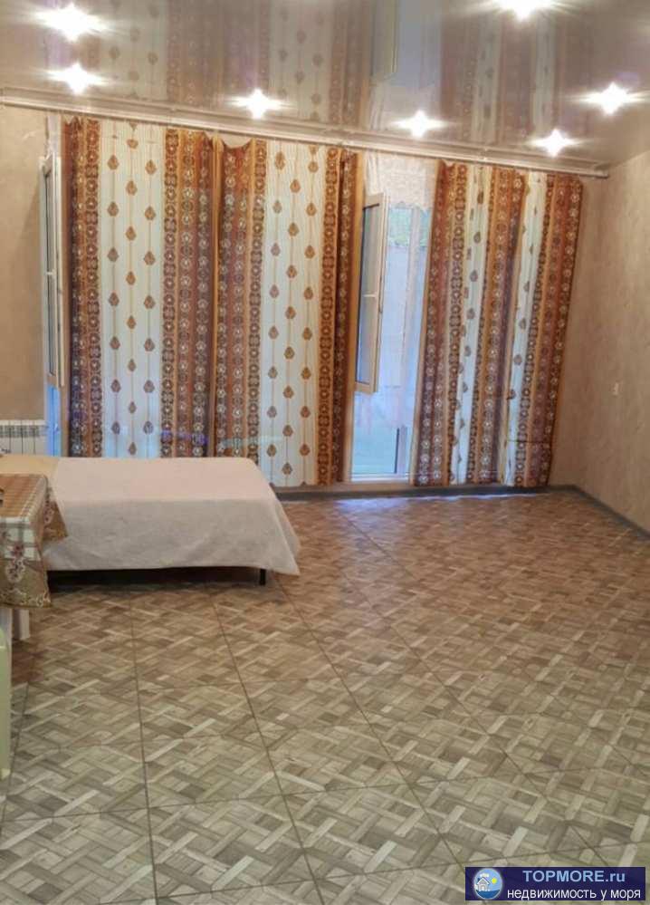 Лот № 167511. Просторная студия в отличном доме. Своя система очистки воды, закрытая круглосуточная охрана. Магазин...