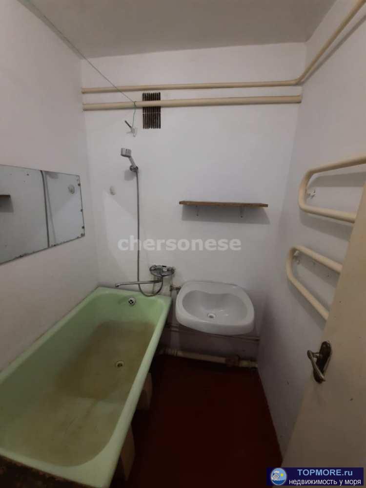 Продается просторная двухкомнатная квартира в Джанкое.  Чистая, сухая, можно жить, можно делать ремонт. у квартиры... - 2