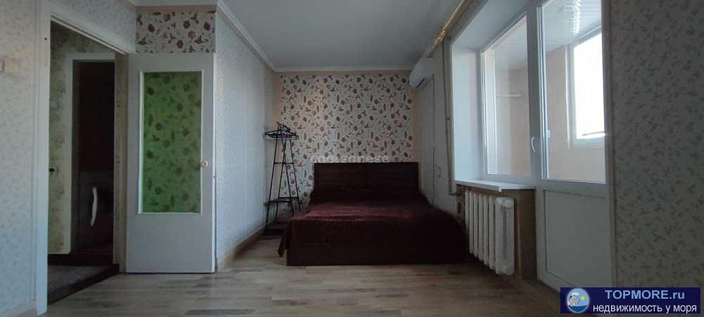 Квартира с просторной кухней и большим застекленным,отапливаемым балконом, укомплектована необходимой мебелью и... - 1