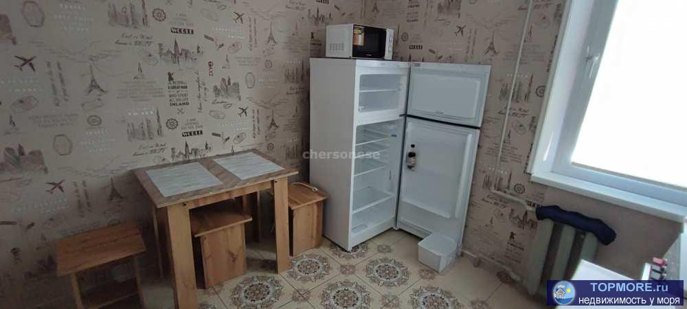 Квартира с просторной кухней и большим застекленным,отапливаемым балконом, укомплектована необходимой мебелью и... - 2