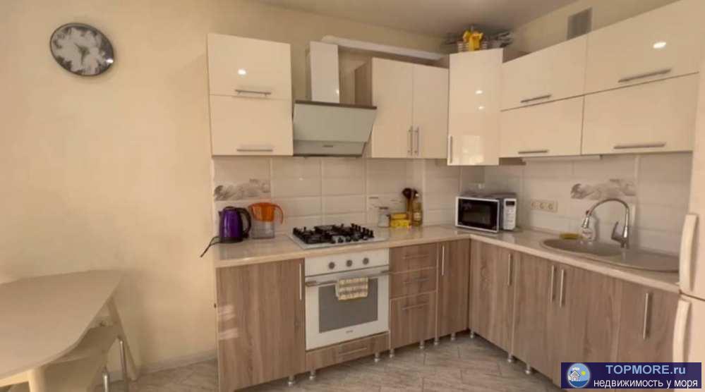 Лот № 168563. Светлая, просторная, 2-ух уровневая квартира возле моря. ​Распланирована:  1-ый этаж - кухня-гостиная,... - 1