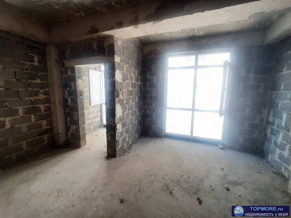 Лот № 168672. Предлагается к продаже просторная студия. Планировка свободная. Квартира под ремонт. Дом находится в...