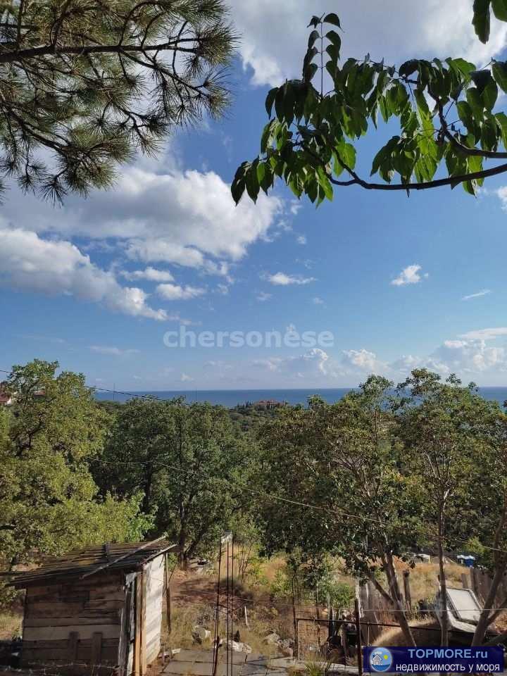 Предлагаем рассмотреть небольшой домик-дача в районе санатория Днепр на ул. Алупкинское шоссе. Компактный домик...