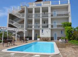 Продается гостевой дом с бассейном на берегу моря в Севастополе....