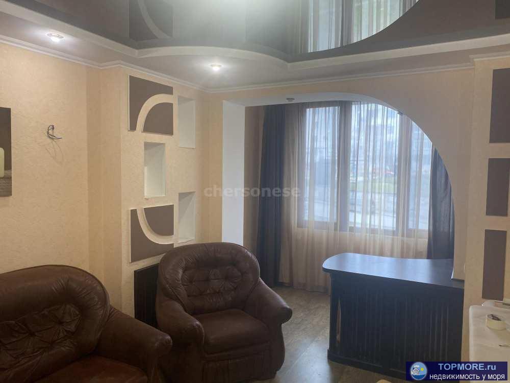 Предлагается к продаже прекрасная двухкомнатная квартира, чешская планировка.  Просторный коридор со встроенным... - 2