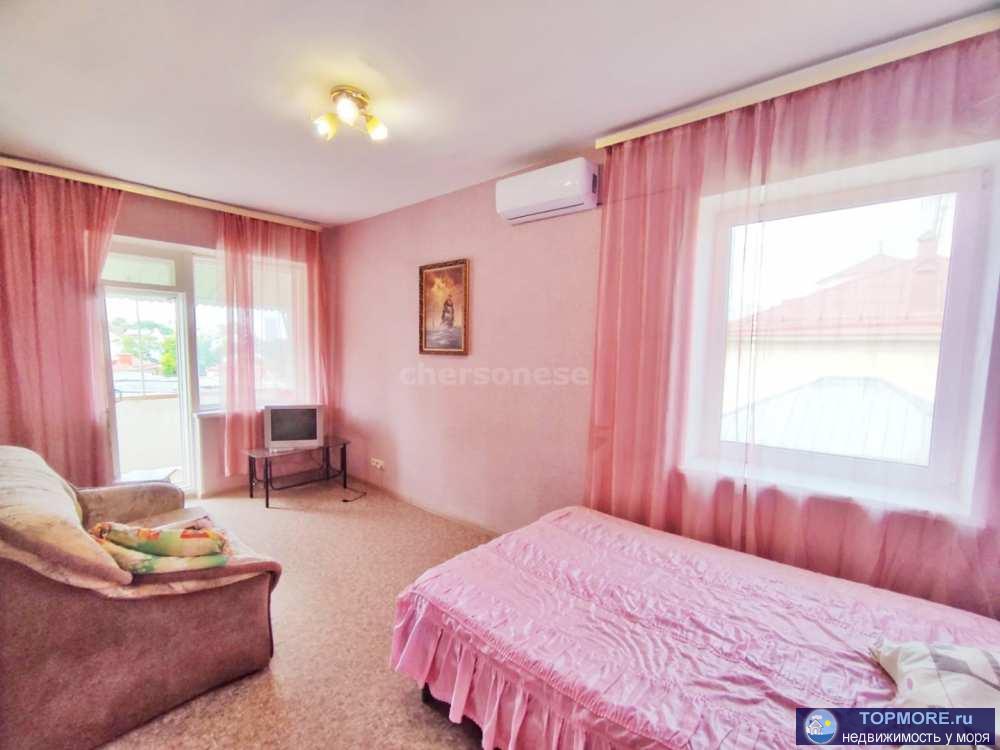 В прямой продаже двухкомнатная квартира - "сталинка"  в центре города Севастополь.  Про документы: один...