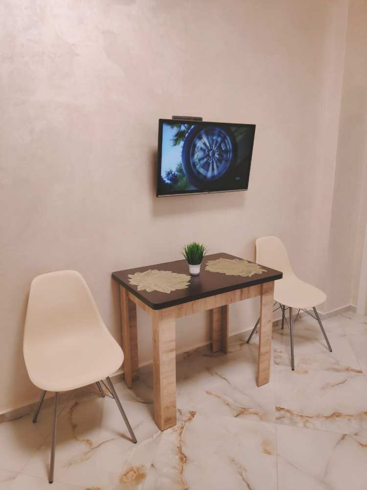 Сдается в аренду студия в центре Севастополя.  Оснащена всем необходимым для проживания и отдыха 2-3х человек.  Кухня... - 4