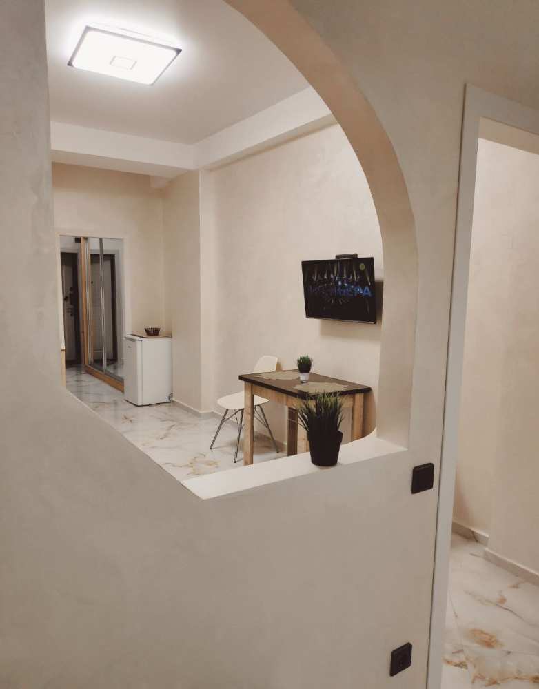 Сдается в аренду студия в центре Севастополя.  Оснащена всем необходимым для проживания и отдыха 2-3х человек.  Кухня... - 6