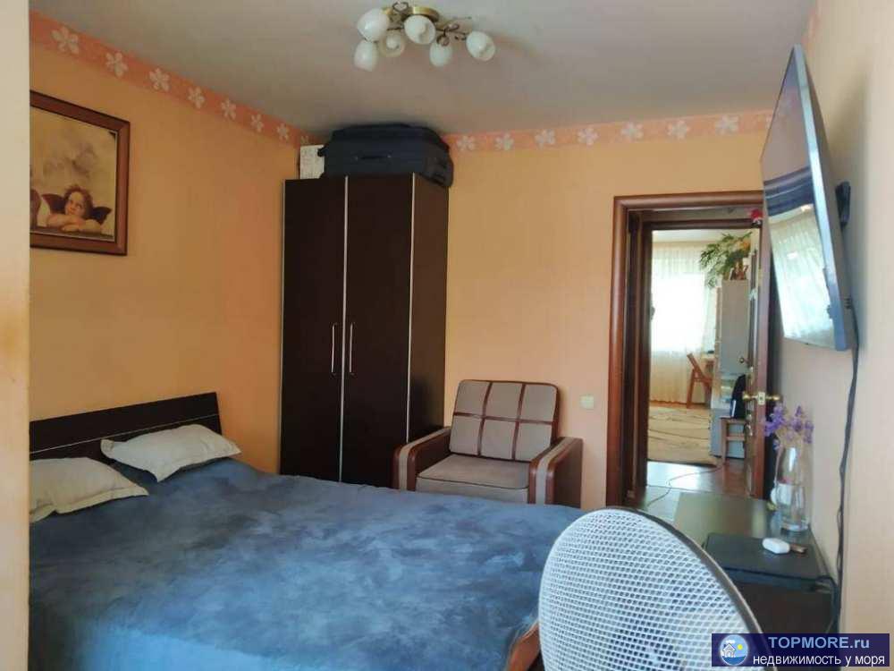 Лот № 174001. Продается большая двухкомнатная квартира в развитом районе Адлера, тихий двор, статус квартира.Рядом:...