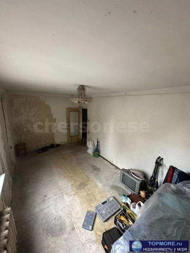 Продается уютная  квартира.  Хорошая планировка, с большой комнатой,  коридором (8,8 кв. м.) и возможностью расширить...