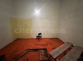 Продается однокомнатная квартира под ремонт. В самом центре города...