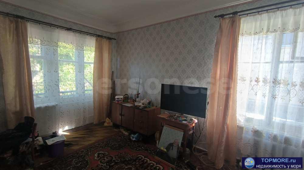 В продаже комната в трехкомнатной квартире в доме сталинской постройки.  Большая, просторная и светлая комната с...