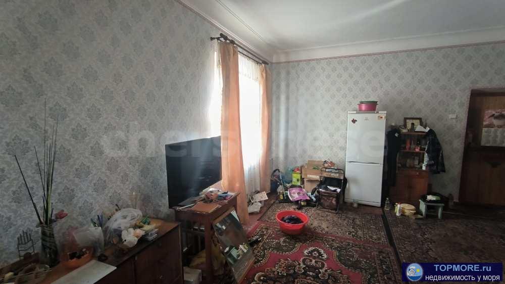 В продаже комната в трехкомнатной квартире в доме сталинской постройки.  Большая, просторная и светлая комната с... - 1