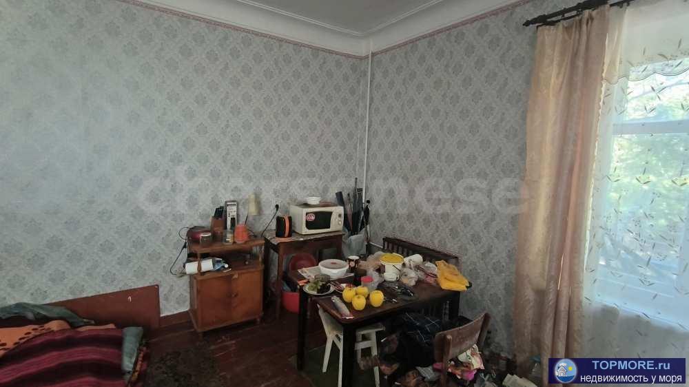 В продаже комната в трехкомнатной квартире в доме сталинской постройки.  Большая, просторная и светлая комната с... - 2