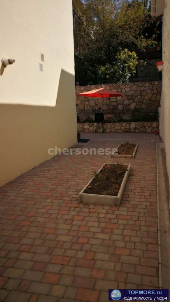 Продается 2-х этажный дом в тихом историческом центе Севастополя.  Общая площадь 130,7 кв. метра, 3 комнаты, два... - 2