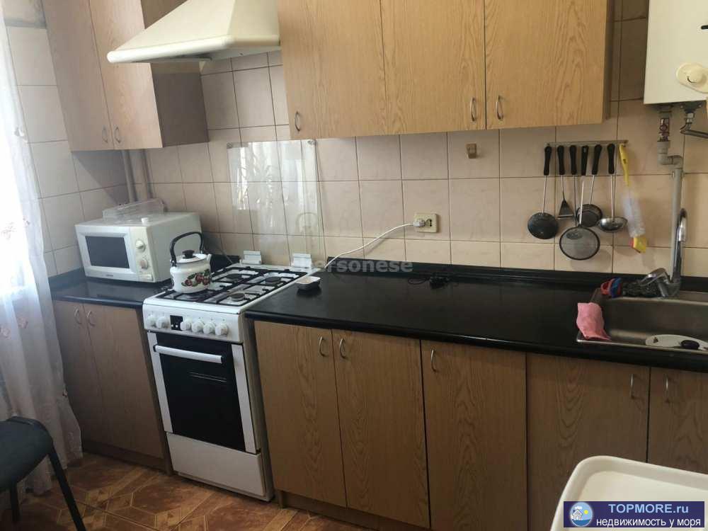 Предлагается к продаже большая двухкомнатная квартира Сталинского типа в тихом центре Севастополя.  Коммуникации...