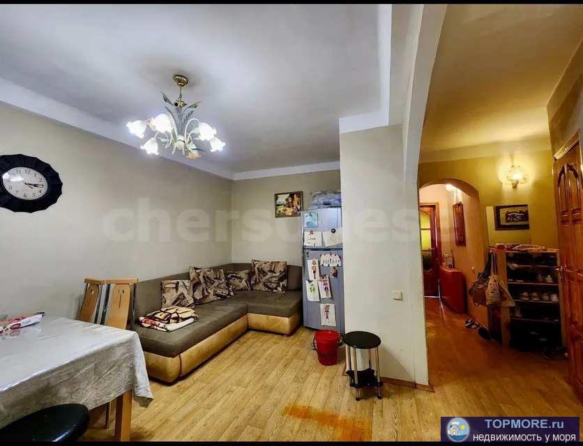 Продается трехкомнатная квартира двухсторонняя  в историческом центре города.   Дом построен из инкерманского... - 2