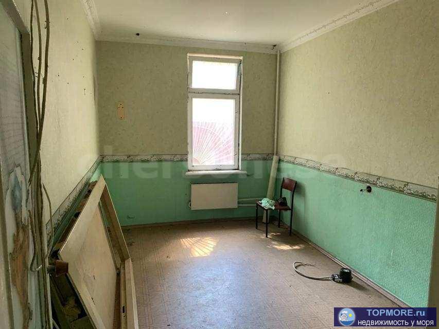 Продается 3-х комнатная квартира  61.5 кв/м в центре Гаспры . Квартира под ремонт, находится на цокольном этаже 5...