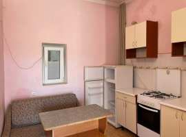 Сдается длительно квартира в частном доме на пл Восставших. До...