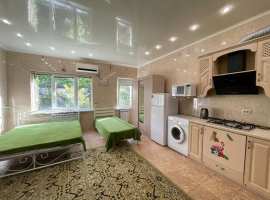 Сдается на длительный период отличная студия в частном доме в р -...