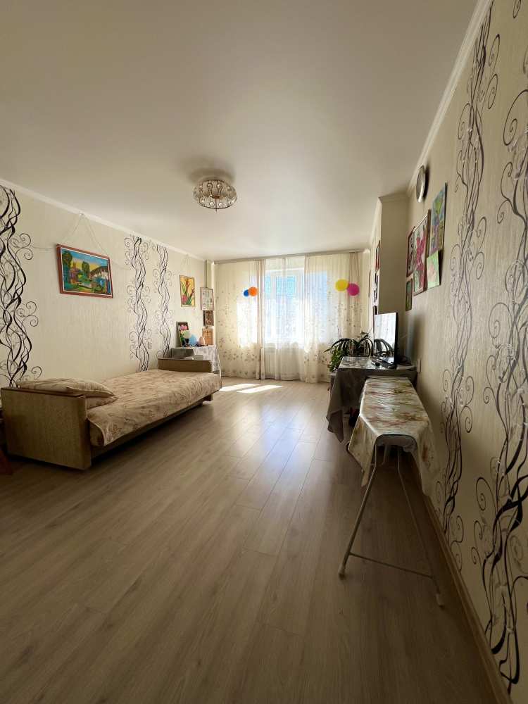 Продается двухкомнатная квартира, переделанная из большой однокомнатной квартиры галерейного типа, на улице...