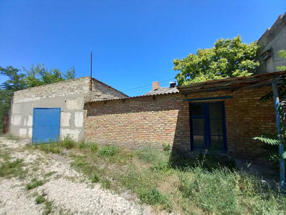 Продается работающий бизнес в пгт. Кировское ( Магазин и офисы на рынке)+ производственно/складское помещение....