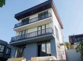 Лот № 163622. Новый дом
Ремонт готов 
Земли 3 сотки 
Дом 185 м2...