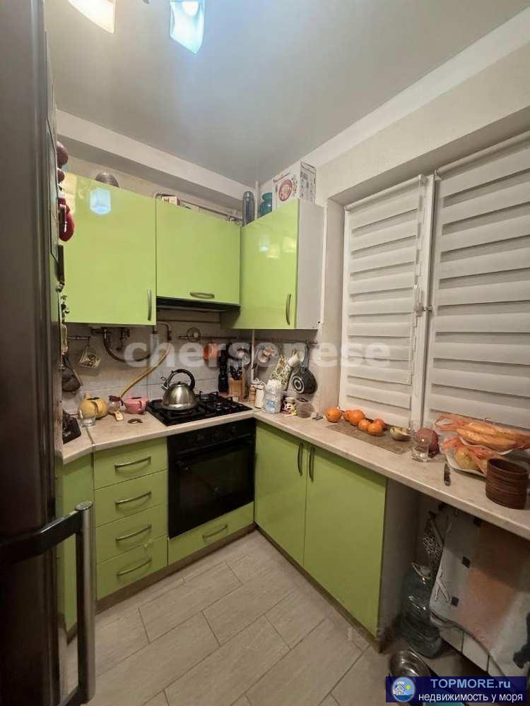  Отличная двухкомнатная комнатная брежневка в отличном районе города!  Дом расположен в первой линии от дороги. Через... - 2