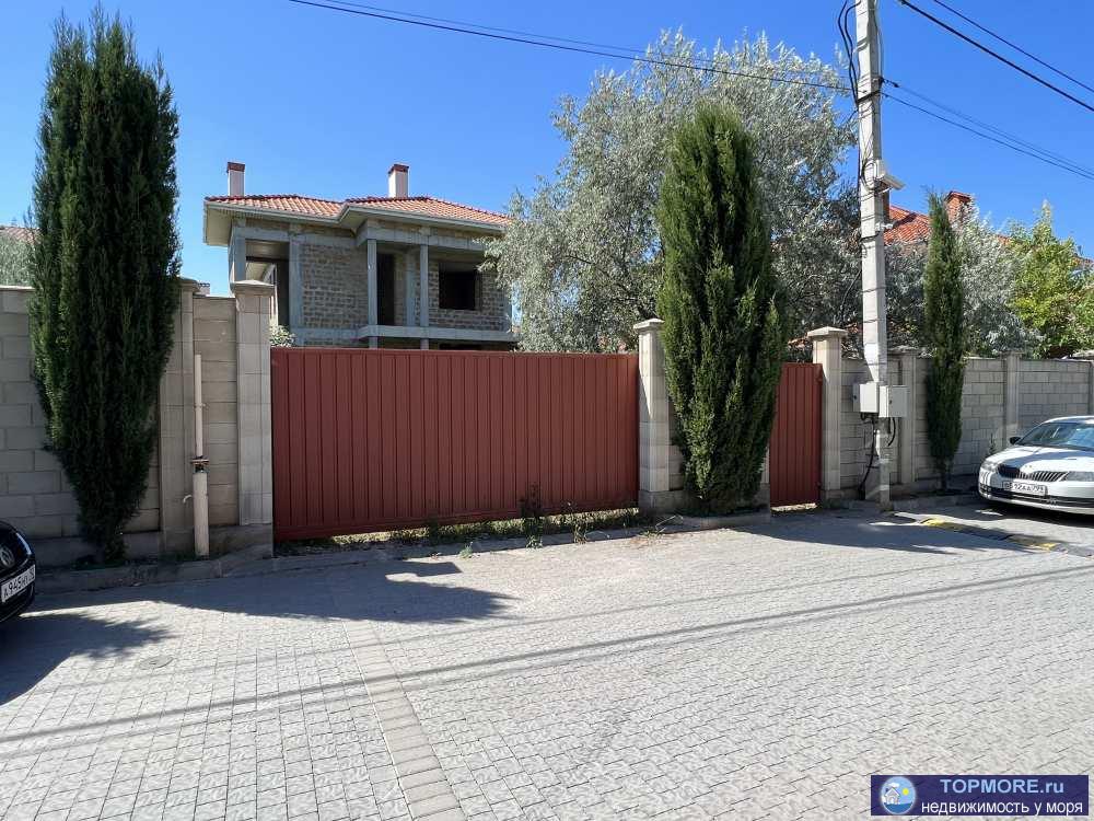 Продается дом 339 м2 с в коттеджном поселке в Севастополе.  Новый дом с огромными оконными проемами и открытыми...