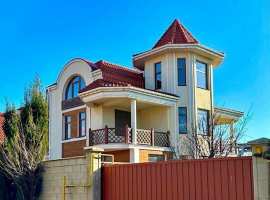 Продается трехэтажный дом с панорамными окнами, эркерами, открытыми...