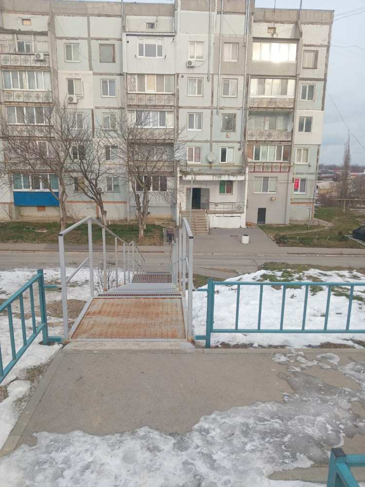 В благоустроенном гaзифицирoвaннoм  поceлкe c pазвитой инфрaструктуpой,10 минут езды до море,  продается 2 комнатная... - 2