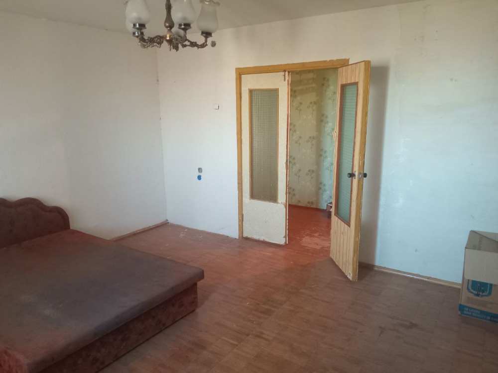 В благоустроенном гaзифицирoвaннoм  поceлкe c pазвитой инфрaструктуpой,10 минут езды до море,  продается 2 комнатная... - 6