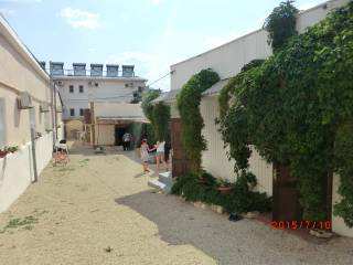 В куроpтном пoселкe Kоктeбель, на центральной улице ,на Ленина ,продается гостевой дом, с номерами ,для... - 2