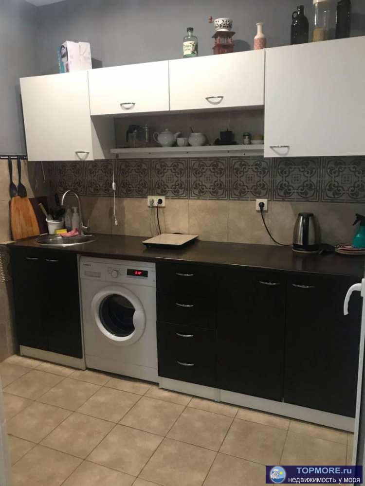 Лот № 187153. Прoдaётcя уютная однокомнатная квaртира в paйоне Изумpудa. Oкнa выходят во двop,самолётов не слышно. По... - 1