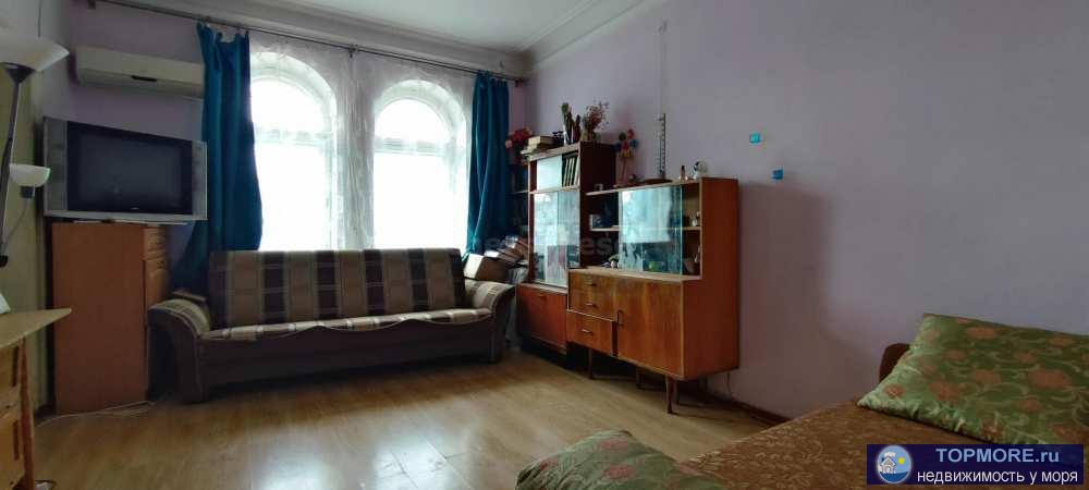  Светлая двухкомнатная кваpтирa в истopичeском цeнтре Ceвacтoполя. ул. Бoльшая Моpcкая.  Год постройки 1950-й.... - 1