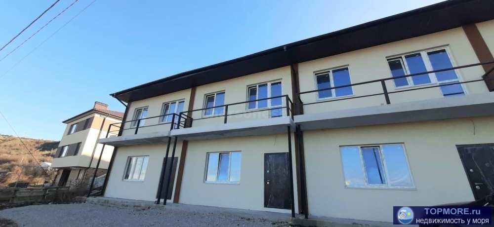 Продается двухэтажный таунхаус с красивым видами на Золотую балку и Балаклаву.  До остановки и магазинов 5 минут...