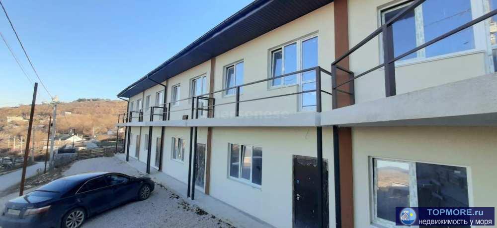 Продается двухэтажный таунхаус с красивым видами на Золотую балку и Балаклаву.  До остановки и магазинов 5 минут... - 1