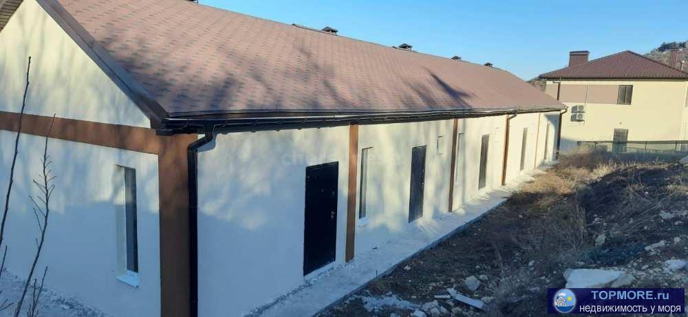 Продается двухэтажный таунхаус с красивым видами на Золотую балку и Балаклаву.  До остановки и магазинов 5 минут... - 2