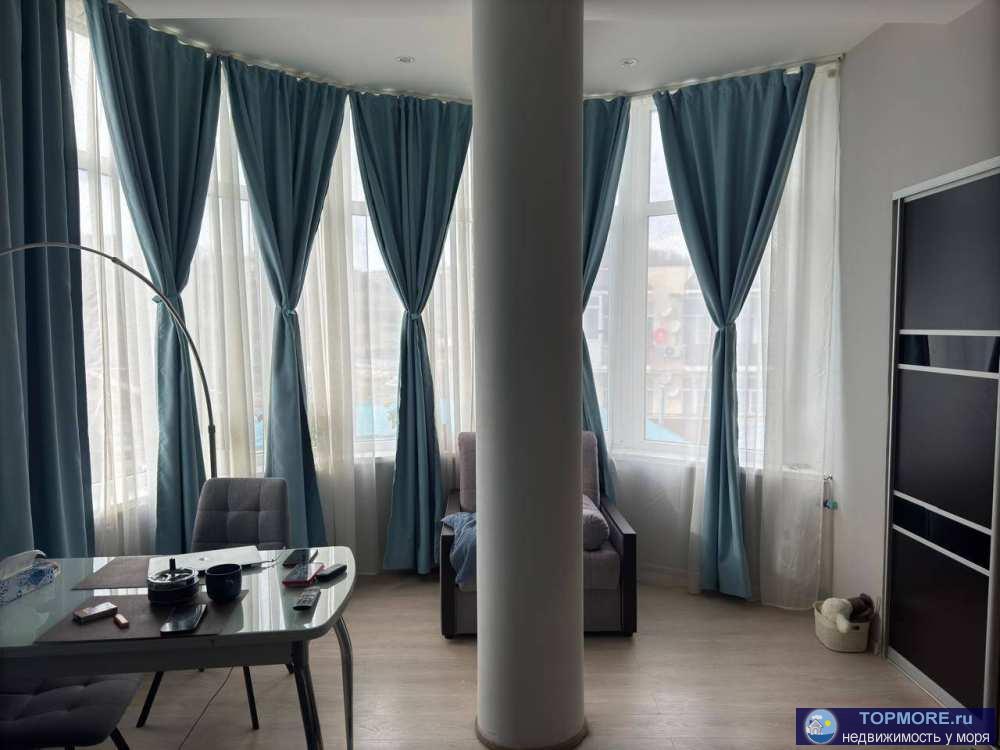 Лот № 187331. Продается 1 комнатная квартира в Адлере. 1 комната и большая кухня- гостиная. Площадь 44,3 кв.м. 2...