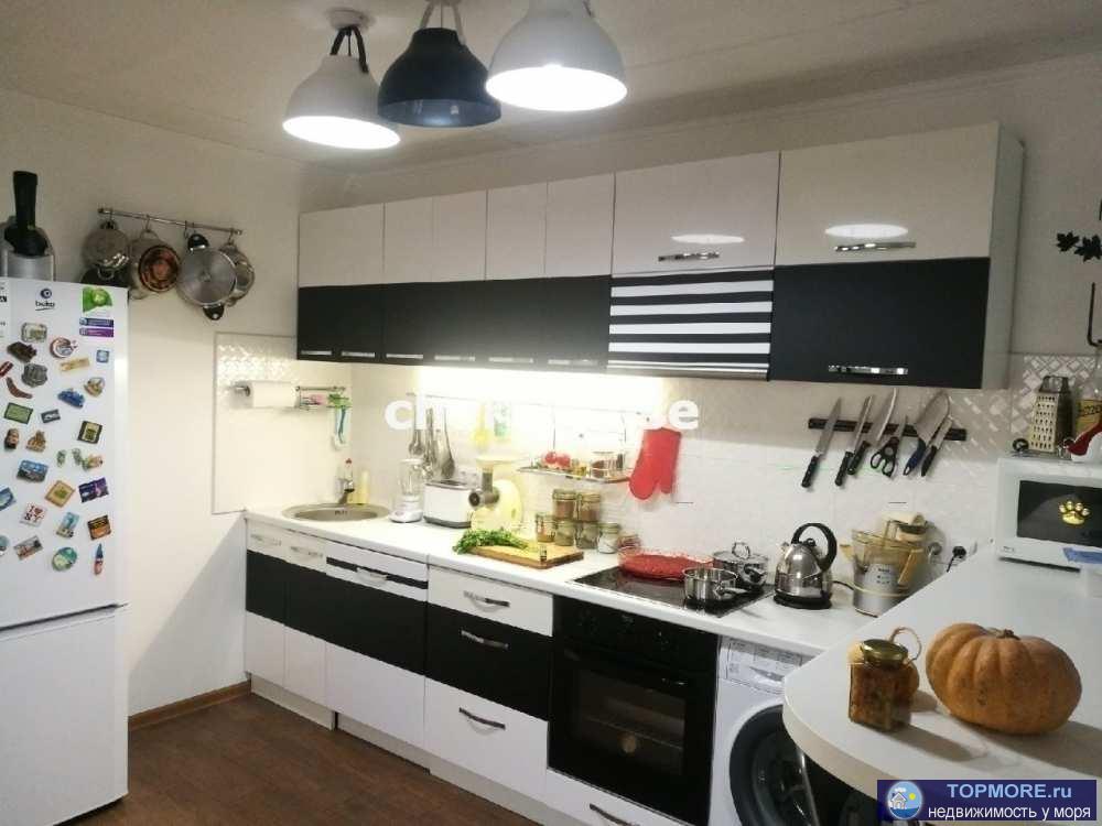 Продается 2-х этажный дом в тихом историческом центе Севастополя.  Общая площадь 130,7 кв. метра, 3 комнаты, два...