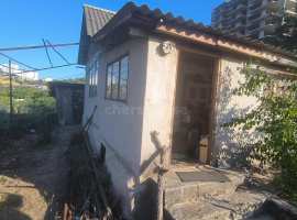 Дача в черте города

Заведен свет, городская круглогодичная вода....